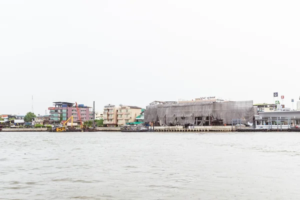 Bangkok, Thailand - June 5, 2016: Right hand side of Chao Phraya — Stock Photo, Image