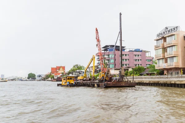 Bangkok, Thailand - June 5, 2016: Boat for driving piles into ri — Stock Photo, Image