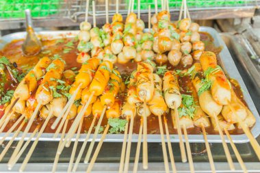 Izgara et topu ve sosis tatlı ve baharatlı sos satış