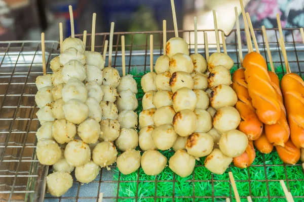 На грилі м'яса м'яч, продаж на місцевому ринку Тайська — стокове фото