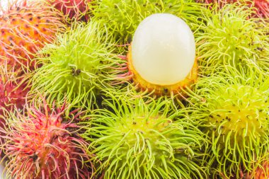 Taze ve olgun rambutans