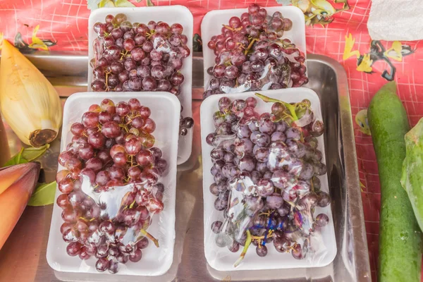 Thai Blueberry in confezione di plastica che vende al mercato thailandese locale . — Foto Stock