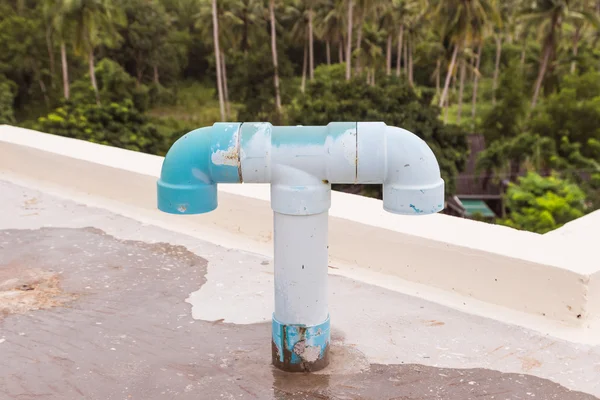 Eski Pvc hava Patlayıcılar havalandırma borularından binanın tepesinde çatı üzerinde