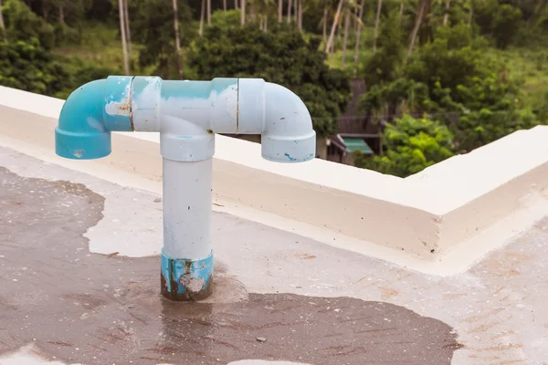 Eski Pvc hava Patlayıcılar havalandırma borularından binanın tepesinde çatı üzerinde