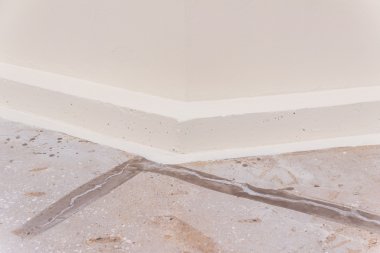 İnşaat Detayları: durdurmak için duvar dibinde beton kaldırım 