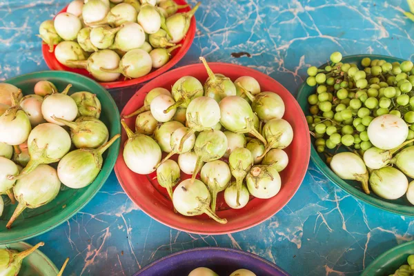 Melanzane verdi fresche vendute al mercato thailandese locale — Foto Stock