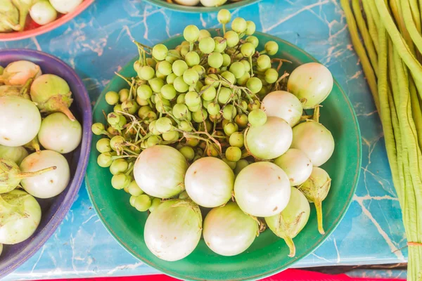 Melanzane verdi fresche vendute al mercato thailandese locale — Foto Stock