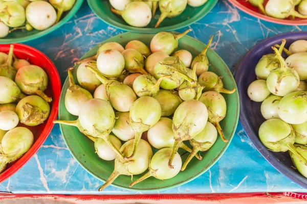 Melanzane verdi fresche vendute al mercato thailandese locale — Foto Stock