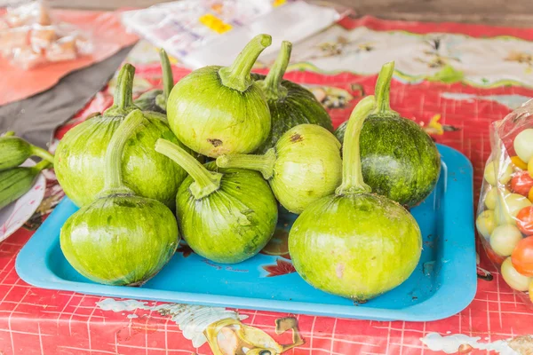 Giovane zucca fresca in vendita al mercato thailandese locale — Foto Stock