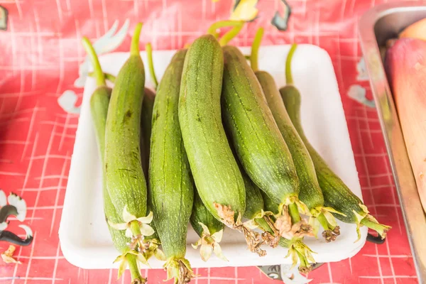 Zucca fresca biologica luffa in vendita al mercato thailandese locale — Foto Stock