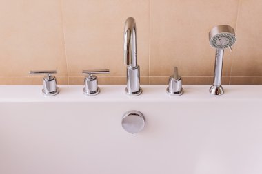 Subaplar, musluk ve duş başkanı, modern tarzı küvet