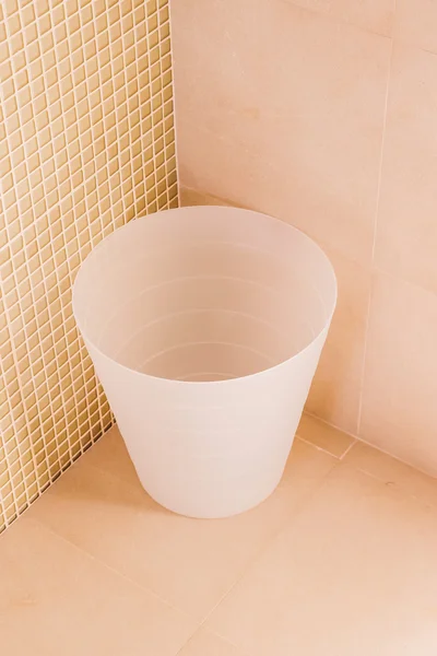 Poubelle en plastique simple sur salle de bain — Photo