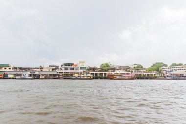 Bangkok, Tayland - 5 Haziran 2016: Siriraj hastane görünümü diğer taraftan Chao Phraya Nehri'nin bulutlu gün. En eski ve en ünlü hastanede Tayland ve Mahidol Üniversitesi bir parçası olduğunu