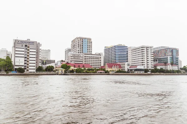 Bangkok, Tajlandia - 5 czerwca 2016: Widok szpitala Siriraj z drugiej strony rzeki Chao Phraya w pochmurny dzień. Jest to najstarszy i najbardziej znanych szpitala w Tajlandii i część Mahidol university — Zdjęcie stockowe