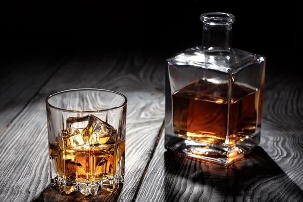 Vaso retroiluminado de whisky con hielo — Foto de Stock