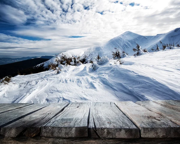 Tavolo in legno e sfondo invernale — Foto Stock