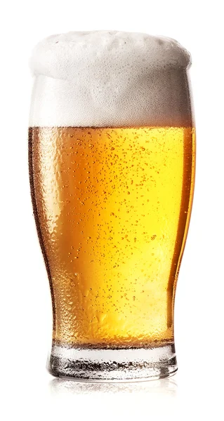 Copo de cerveja leve com espuma branca e gotas — Fotografia de Stock