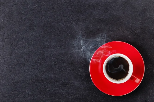 Xícara de café vermelho com fumaça — Fotografia de Stock