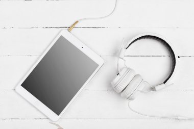 Beyaz tablet bilgisayar ve müzik kulaklık
