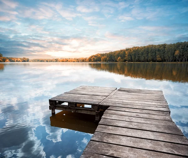 Dřevěné molo, které vybíhá do jezera — Stock fotografie