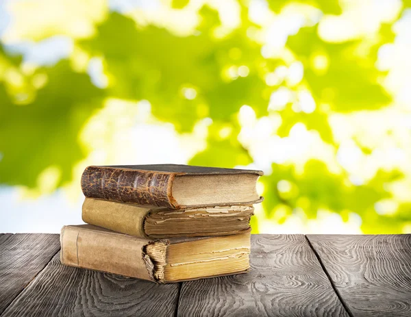 Stapel oude boeken op houten tafel — Stockfoto