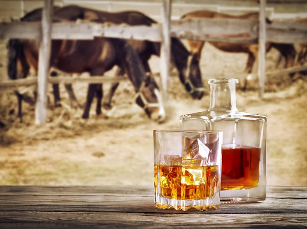 Sürahi ve bardak viski