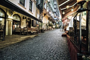 Kaldırım ile eski dar sokak