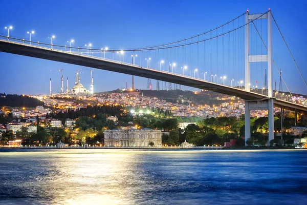 Мост Босфор ночью с лунной дорожкой — стоковое фото