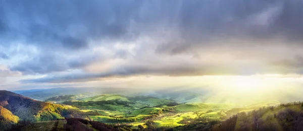 Villaggio è sull'altopiano in montagna — Foto Stock