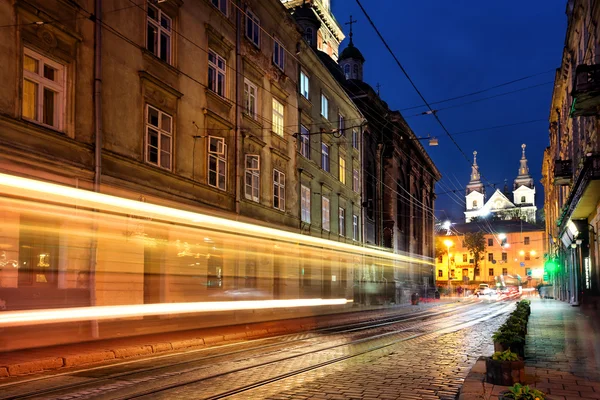 Parça farlar ile sokak