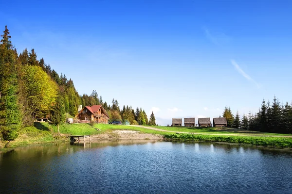 Wooden houses on the lake — Stock Photo, Image