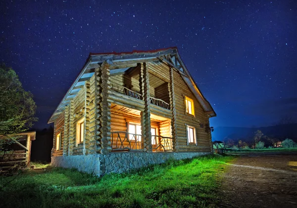 Casa de madeira no gramado — Fotografia de Stock