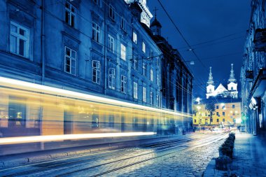 Parça farlar ile sokak