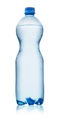 Mavi plastik şişe ile su damlaları