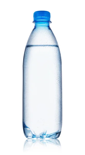 Синяя бутылка воды с каплями — стоковое фото