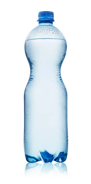 Garrafa de plástico azul com gotas de água — Fotografia de Stock