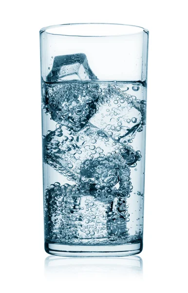 氷のある水のガラスは — ストック写真