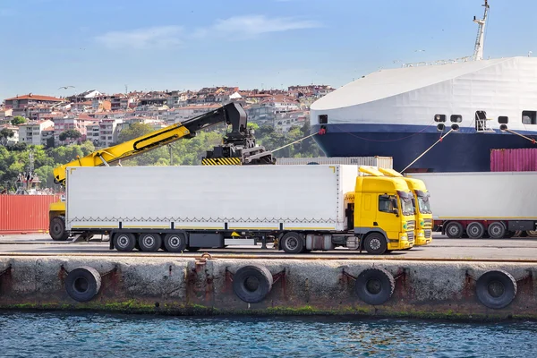 Truck unloading in a port — Stock Photo, Image