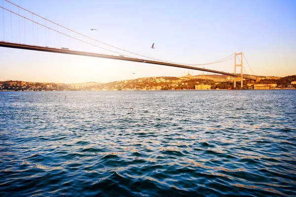 Мост Босфор над голубой водой — стоковое фото