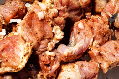 Soğanlı çiğ et parçaları