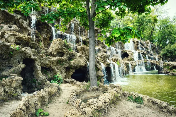 Cascade dans les roches sablonneuses — Photo