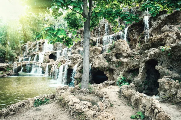 Cachoeira em rochas arenosas — Fotografia de Stock