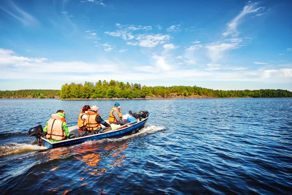 Motorbåt med människor — Stockfoto