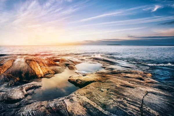 Steen van de kust van het meer van Ladoga bij zonsondergang — Stockfoto