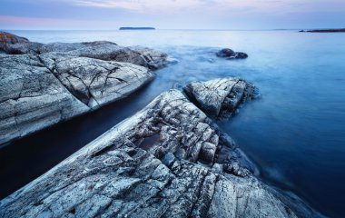 Suya uzanan taş beach