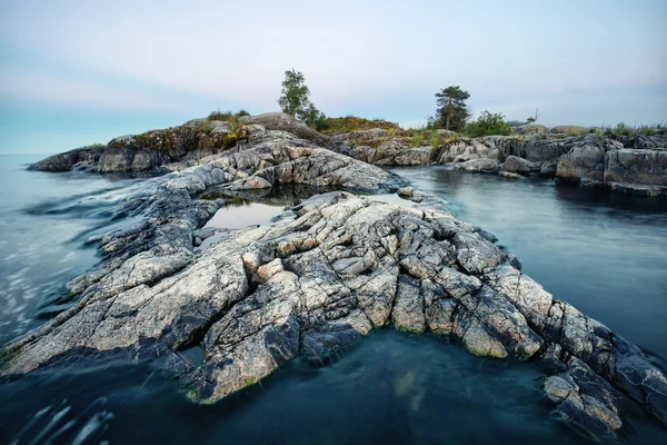 Geheimnisvolle Steinküste der Insel — Stockfoto