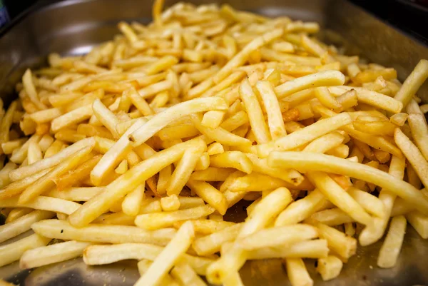 Pommes frites på en metallplatta — Stockfoto
