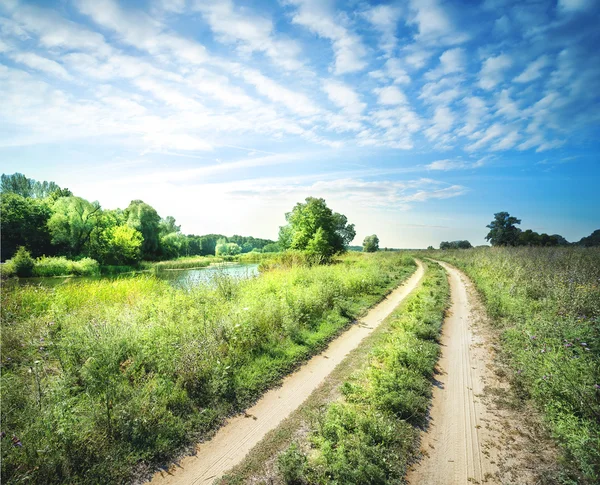 La strada sabbiosa lungo il fiume — Foto Stock