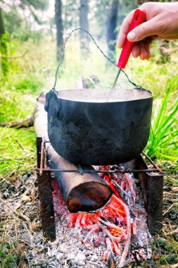 El çorba tencerede karıştırın