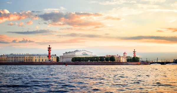 Spotta Vasilyevsky Island på kvällen — Stockfoto